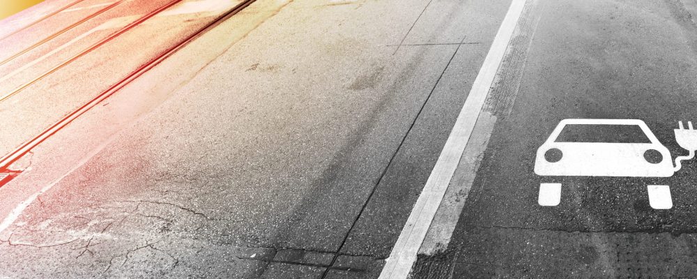 Symbol für Ladestation Elektroauto auf der Straße